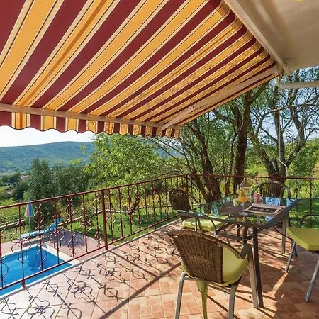 3 Bedroom Beautiful In * Vojnic Sinjski