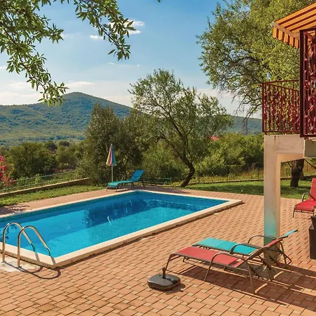 3 Bedroom Beautiful In بيت للعطل Vojnic Sinjski