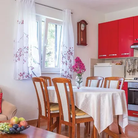 3 Bedroom Beautiful In * Vojnic Sinjski